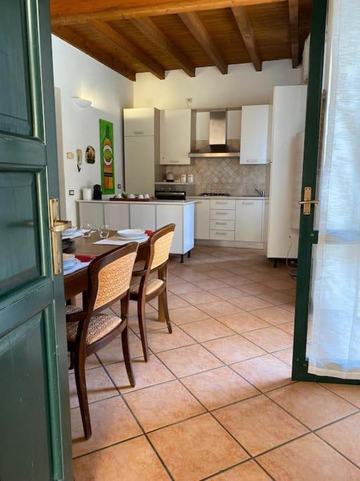 La Casa Nel Borgo Apartment Angera Luaran gambar